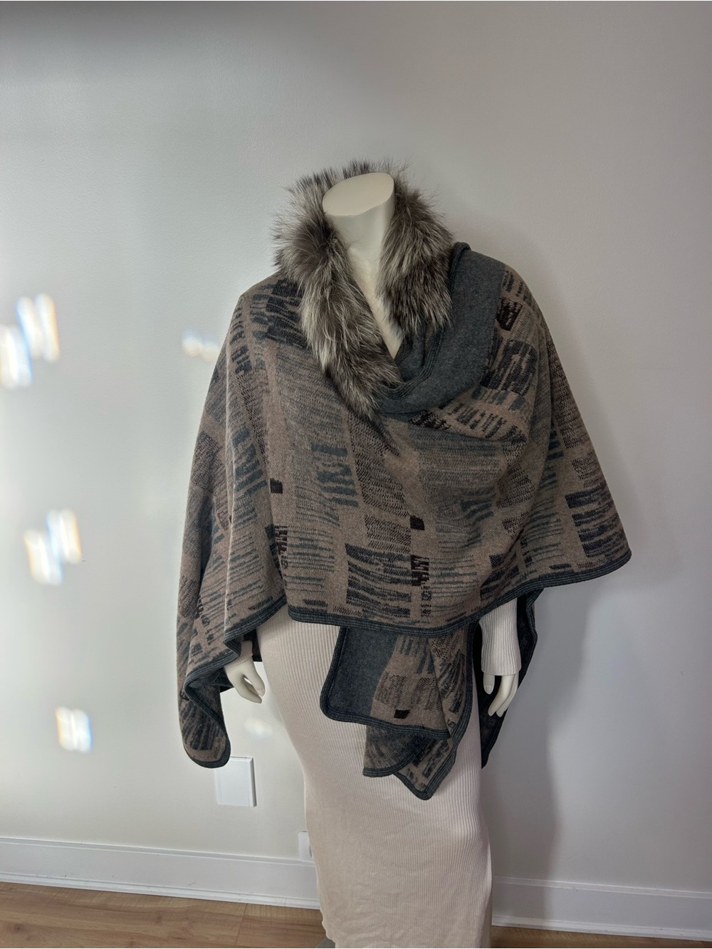 Gorgeous Grey Abstract Poncho/Wrap with silver fox Fur Collar❤️0/S